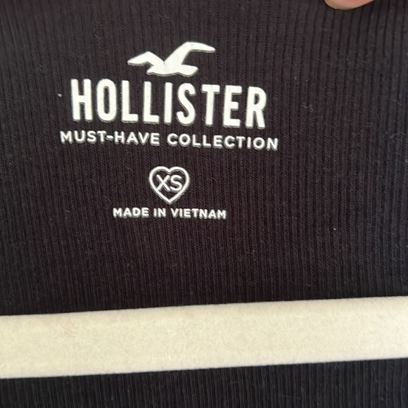 Cropped black must have Hollister tee. - Picture 2 of 3